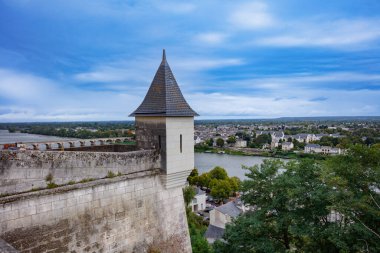 Kale duvarlarından aşağıdaki Saumur kasabasını görebiliriz. Loire Nehri 'nin birleştiği yer, Fransa.