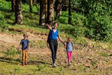 Bir anne, iki çocuğunu İngiltere 'nin Derwent Vadisi' nin yukarısındaki pitormanlık bir ormanda yürüyüşe çıkarır.