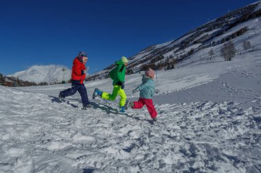 Mutlu çocuklar, kardeşlerim, oğlanlar ve kızlar kar vadisinde koşuyor kış tatillerinin tadını çıkarın, profil manzarası
