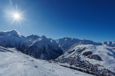 Vadideki büyük dağlık alan, açık havada yüksek karlı dağlarla çevrili engin kayak pistleri.