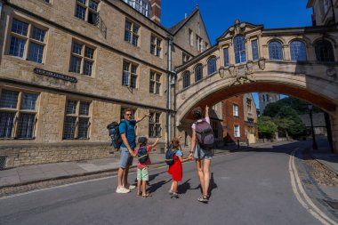 Bir aile tarihi mimariyi incelerken güneşli bir günde Oxford, İngiltere 'deki tarihi bir İç Çekmeler Köprüsü' ne hayran kalıyor.
