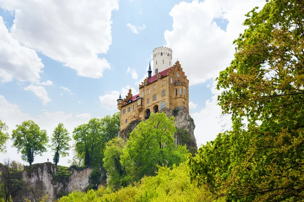 Castillo de Lichtenstein en la cima del acantilado de roca — Foto de Stock