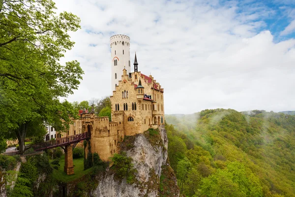 Veduta del castello di Lichtenstein Germania in nuvole — Foto Stock