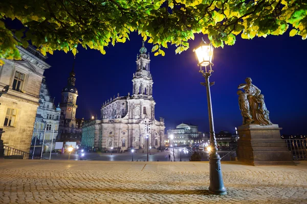 Hausmannsturm 和 Theaterplatz 广场 — 图库照片