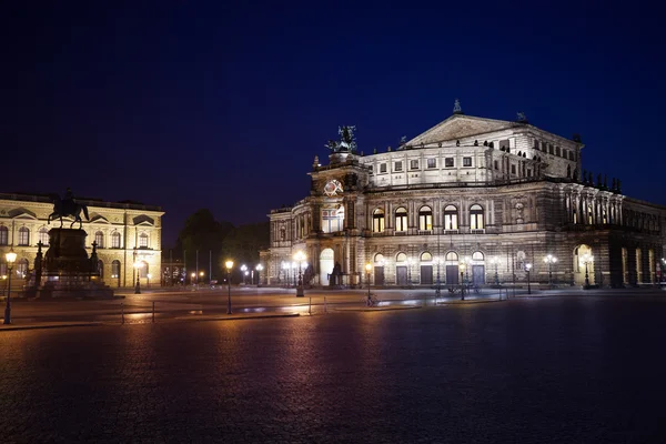 Edificio de ópera Semperoper por la noche en Dresde — Foto de Stock