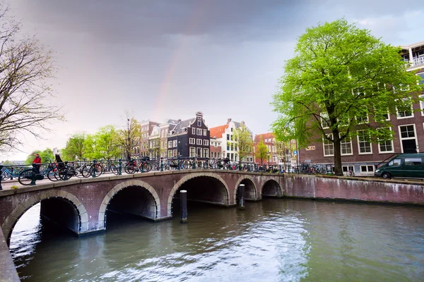 Canal d'Amsterdam avec maisons — Photo
