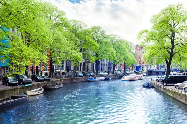 Canale ed edifici di Amsterdam — Foto Stock