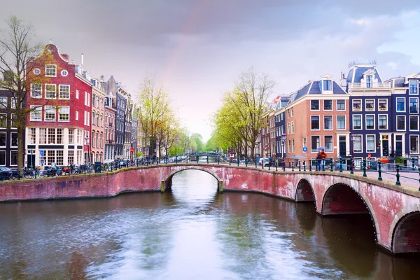 Amsterdam vue sur le canal après la pluie — Photo