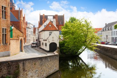 Yaz kanal ve Bruges sokakta
