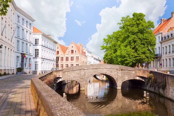 Canal de verão e ponte em Bruges — Fotografia de Stock