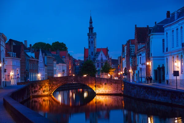 Paisaje urbano pacífico por la noche en Brujas —  Fotos de Stock