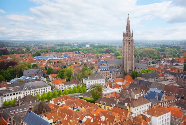 Міський пейзаж з церквою Богоматері Брюгге — стокове фото
