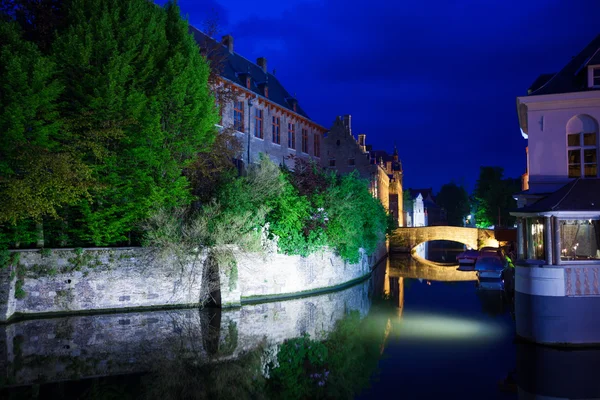 Dijver met historische panden in de nacht — Stockfoto