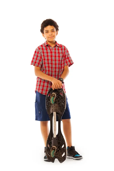 Africano nero ragazzo con skate board — Foto Stock