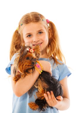 gülümseyen kız küçük sevimli köpek tutarak