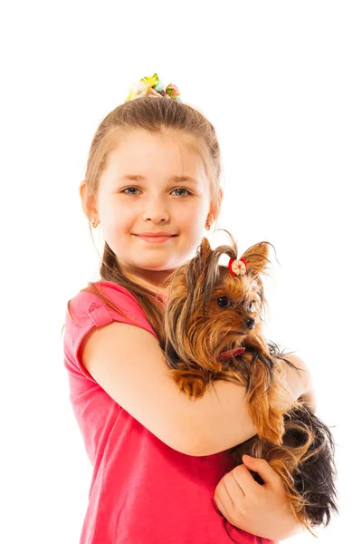 Gülümseyen kız küçük sevimli köpek tutarak — Stok fotoğraf
