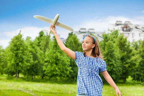 Fille détient jouet avion — Photo