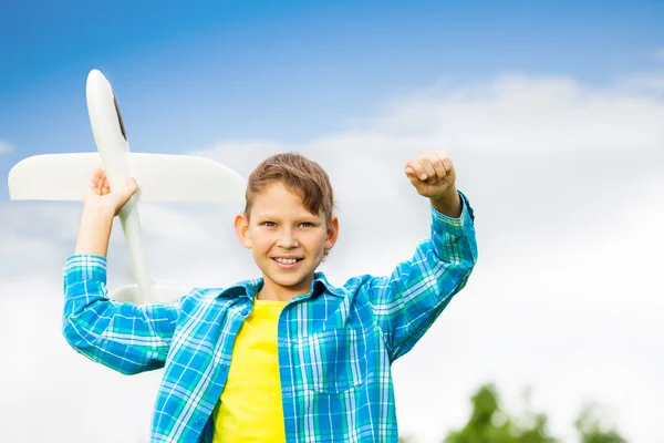 Niño sosteniendo juguete avión blanco —  Fotos de Stock