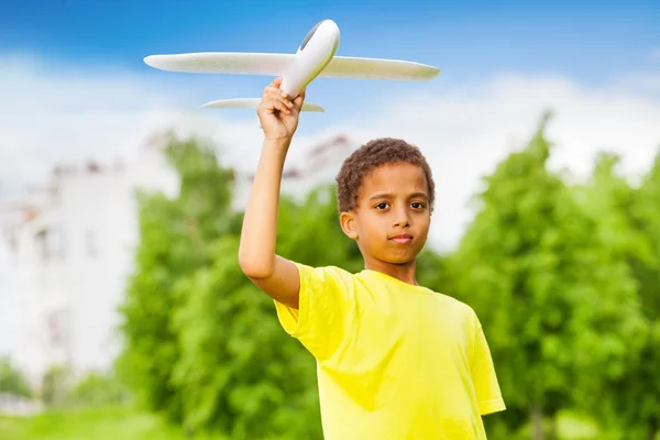 Ragazzo africano con giocattolo aereo — Foto Stock