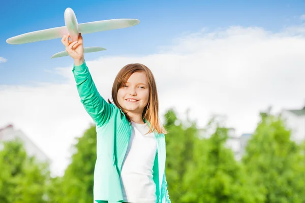 Menina brincando com avião brinquedo — Fotografia de Stock