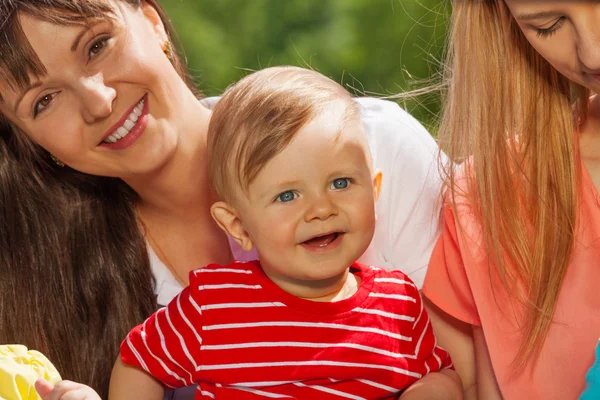 Twee vrouwen en jong geitje — Stockfoto