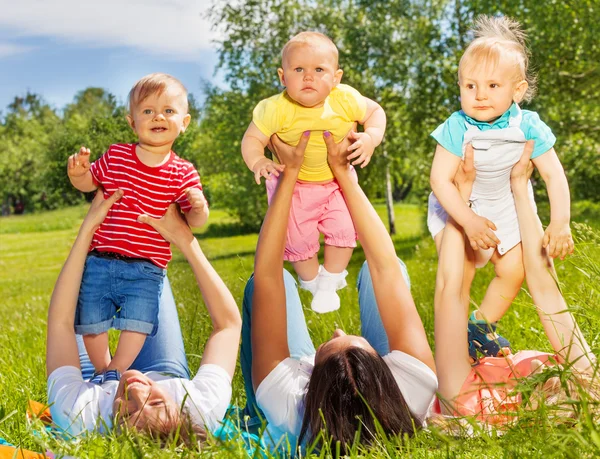 Mothers lifting babies up — Stock Photo, Image