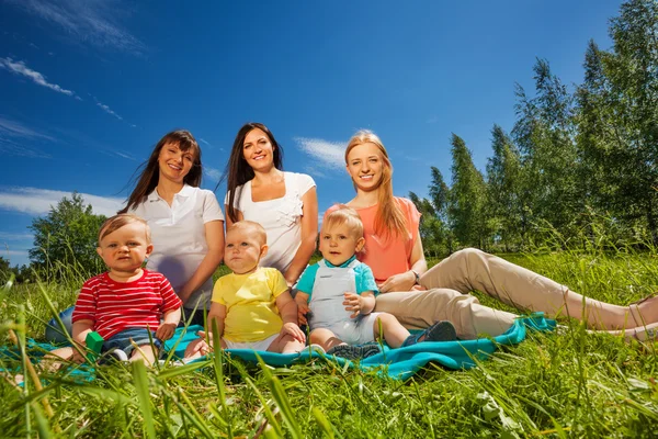 Glückliche Mütter mit niedlichen Babys — Stockfoto