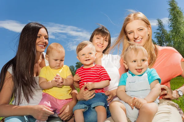 Glada mammor med söta bebisar — Stockfoto