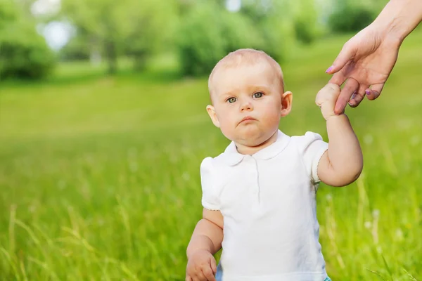 Baby hält Eltern an der Hand — Stockfoto