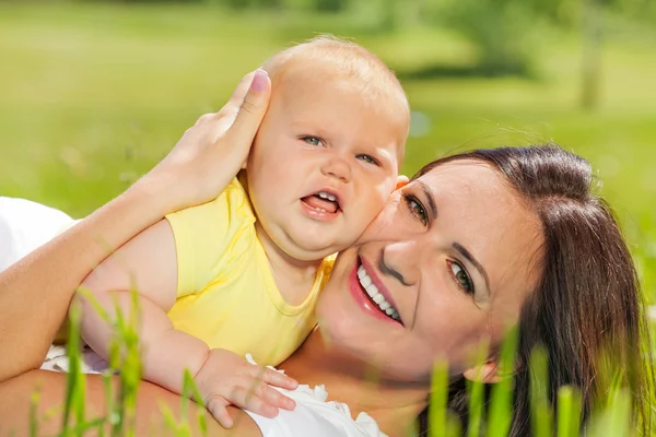 Madre con el niño juntos —  Fotos de Stock