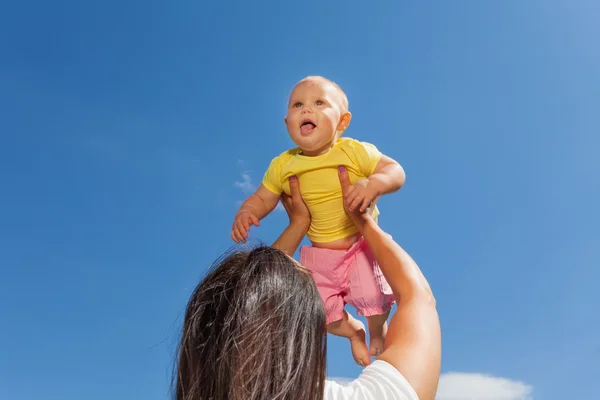 Mutter hält ihr Baby hoch — Stockfoto