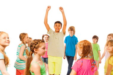 Çocuk ayağa kaldırdı elleriyle kalabalığın içinde