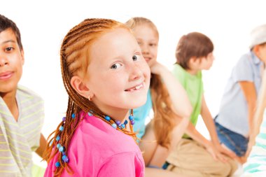 Kırmızı gülümseyen kız arkadaşları ile geri dönüş