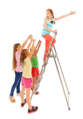 Çocuklar kız peşinde