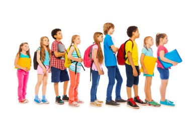 Okul çocukları ile sırt çantaları ve ders kitapları