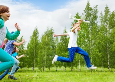 Beyaz uçak oyuncak ve çocuk çocuk atlama