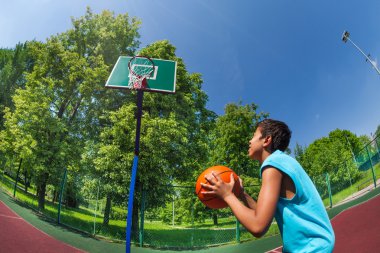 Arap çocuk basketbol kalede topu atmaya hazır