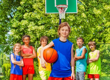 Top ve mutlu arkadaşlar arkasında şirin çocuk