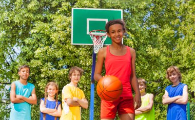 Top ve arkasında arkadaşları ile Afrikalı kız