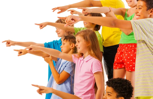 Nagy csoport a gyerekek mutató ujj oldalnézetből — Stock Fotó