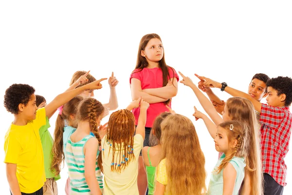 Vertrouwen meisje staan in de kring van vrienden — Stockfoto