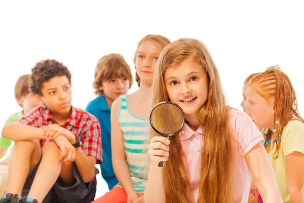 Leuk meisje zoeken met vergrote glas en stuurlieden — Stockfoto