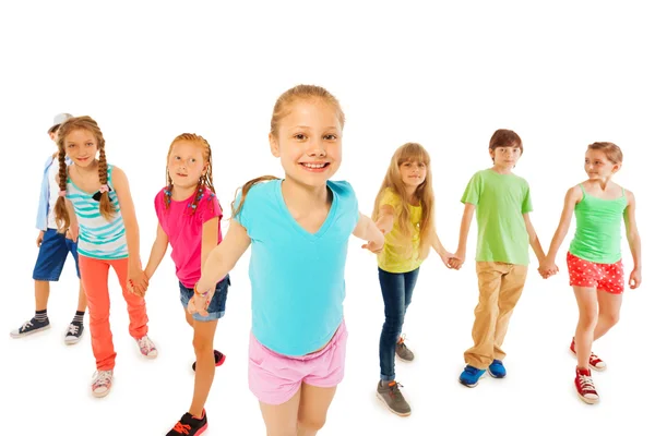 Veel kinderen met gelukkig meisje houden handen en trek — Stockfoto
