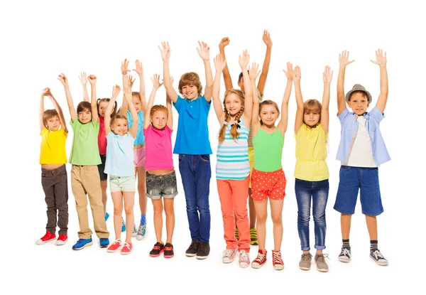 Muitas crianças diferentes com levantado nas mãos de ar — Fotografia de Stock