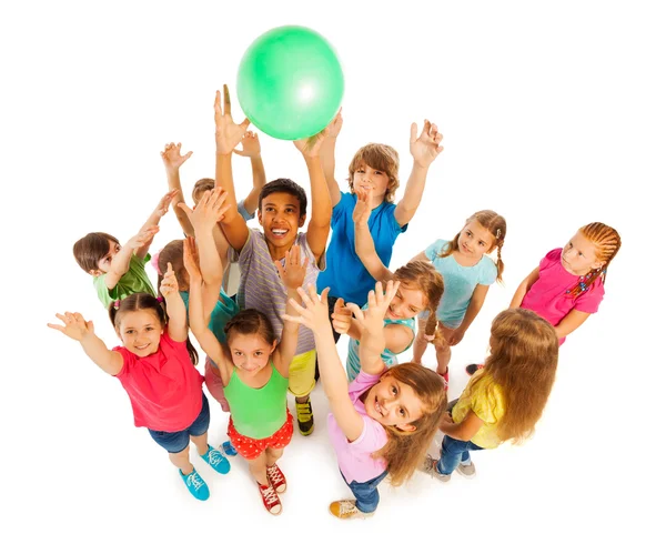 Grupo de niños atrapando pelota verde —  Fotos de Stock