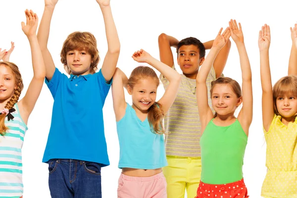 Groep van jongens en meisjes permanent op wit lachen — Stockfoto