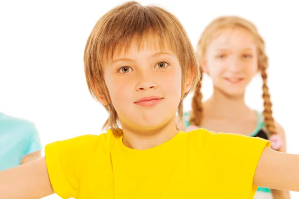 Portrét chlapce pěkné školy v žluté tričko — Stock fotografie