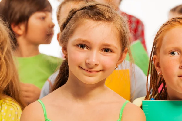 Chica en el grupo de niños retrato de cerca — Foto de Stock