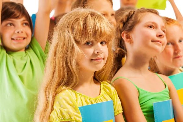 Ein nettes blondes Mädchen in einer Gruppe von Freunden — Stockfoto