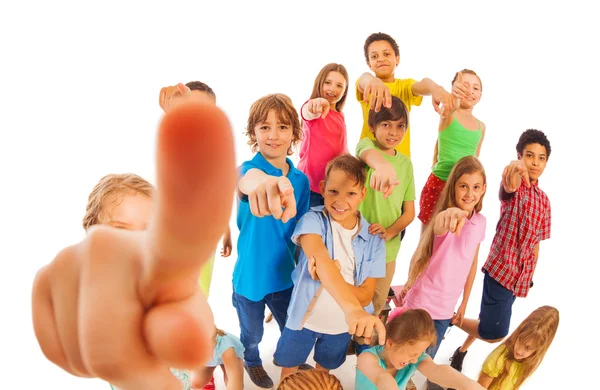 Забавная группа детей, указывающих пальцем — стоковое фото